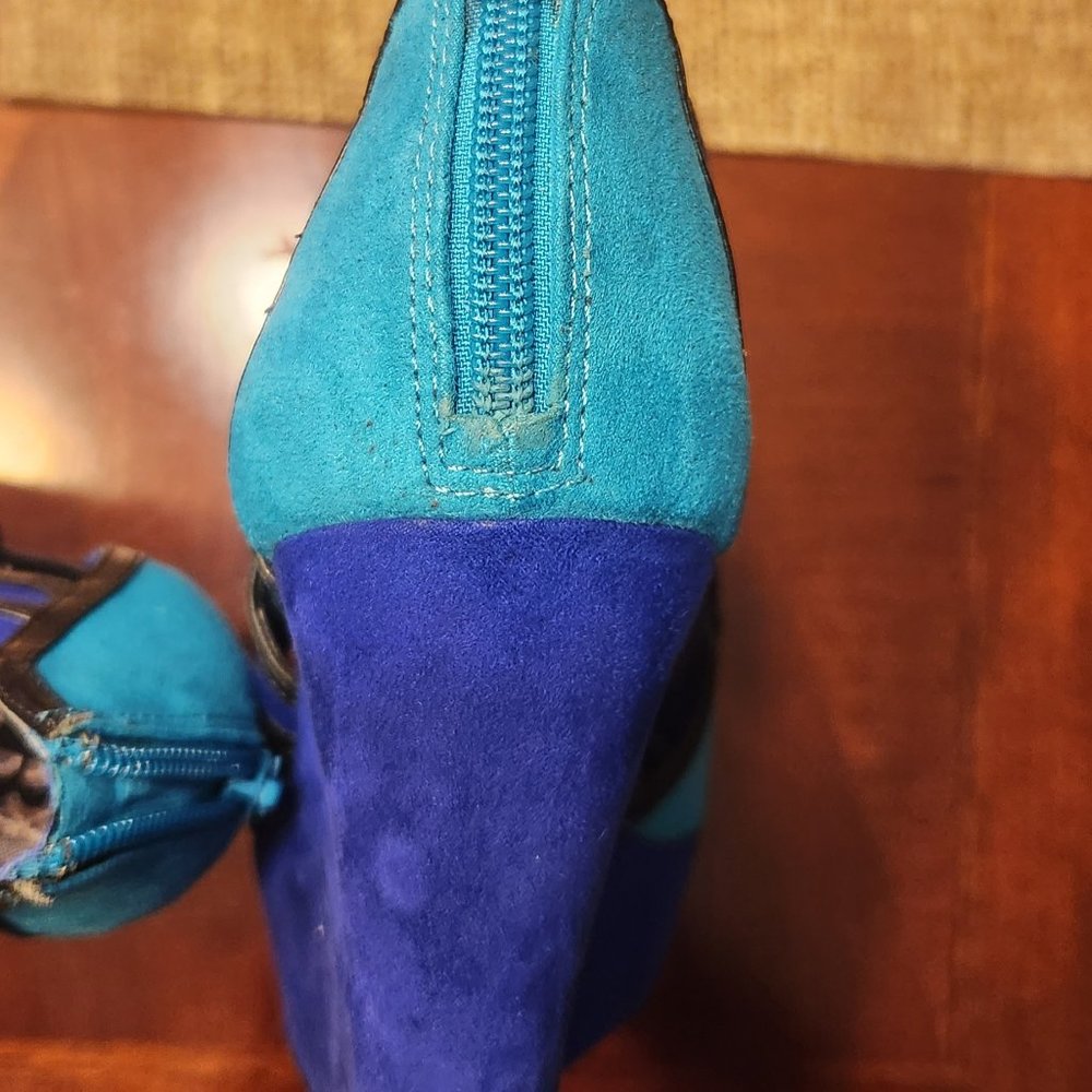 Blue geometric design wedge shoes from Gianni Bini - Picture 4 of 5